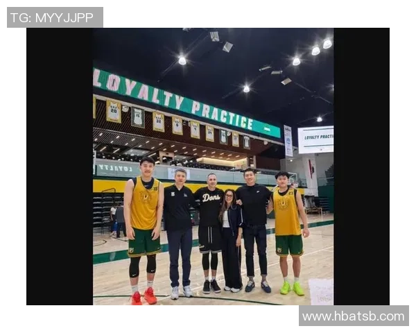 足球球星与路人偶遇街头瞬间展现真实一面引发热议